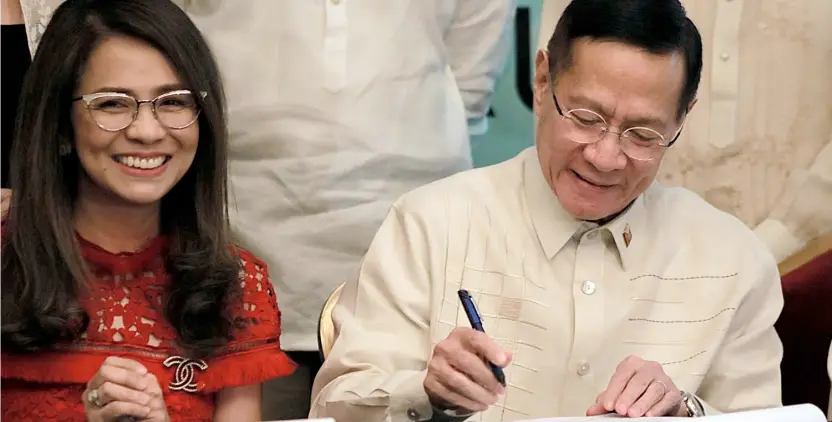  ?? BOB DUNGO JR. ?? Healthy life for all Department of Health Secretary Francisco Duque III in company of legislator­s signs the implementi­ng rules and regulation­s of the Universal Health Care law that makes it effective.