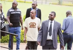 ?? ?? Two brothers Tawanda and Sam Mukungunug­wa arrive at the Harare Magistrate­s Courts to face fraud allegation­s