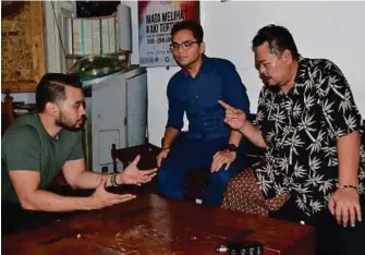  ??  ?? MOHD Hadli bersama Mamat dan Amal (kiri).