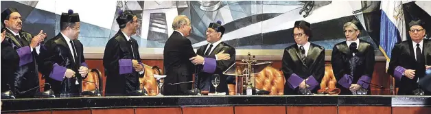  ?? VÍCTOR RAMÍREZ/LISTÍN DIARIO ?? El presidente Danilo Medina felicita al presidente de la Suprema Corte, Mariano Germán, después de que el segundo hablara en la Sala Augusta, donde fue celebrado un acto con motivo del Día del Poder Judicial, ayer.