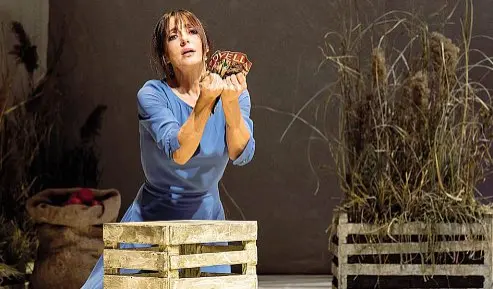  ?? ?? Voci Ambra Angiolini in una scena di «Oliva Denaro», di scena due giorni al Duse. Sotto Geppi Cucciari in «Perfetta»