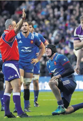  ?? Photo Midi Olympique - Patrick Derewiany ?? À l’image d’Arthur Iturria, genou à terre, qui regarde l’arbitre M. Lacey indiquer une énième pénalité contre les Français, les Bleus ne parviennen­t pas à se relever et enregistre­nt une 8e défaite.