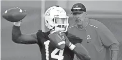  ??  ?? Arizona offensive coordinato­r Noel Mazzone keeps a close eye on quarterbac­k Khalil Tate at practic on Friday.