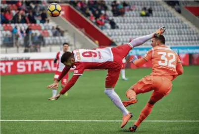  ?? (MARCEL BIERI/ KEYSTONE) ?? Le joueur du FC Thoune Dejan Sorgic, a gauche, affronte le gardien du FC Saint-Gall Dejan Stojanovic, à la Stockhorn Arena de Thoune.