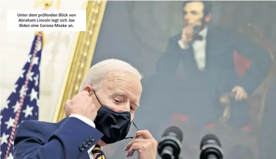  ??  ?? Unter dem prüfenden Blick von Abraham Lincoln legt sich Joe Biden eine Corona-Maske an.