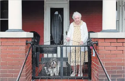  ?? JOHN RENNISON THE HAMILTON SPECTATOR ?? MaryAnn Hammill with Melvin on the porch that runs across the front of the house where she was born 82 years ago.