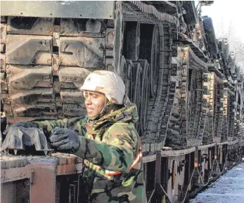 ?? FOTO: DPA ?? Ein US-amerikanis­cher Soldat sichert in der Schweinfur­ter Conn-Baracks-Kaserne einen Panzer.