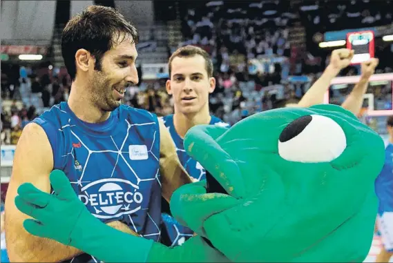  ?? FOTO: EFE ?? Alberto Corbacho se abraza con la rana Gipu, mascota del Gipuzkoa Basket, al término del encuentro contra el San Pablo Burgos