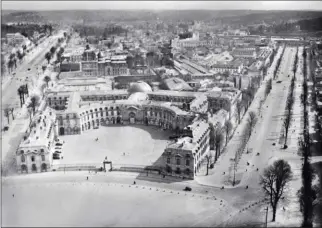  ?? SHD ?? Vue aérienne dans les années 1930 des
Petites Écuries donnant sur la place d’Armes, face à l’entrée principale du château de Versailles, berceau de l’Aéronautiq­ue militaire et de l’École de l’air avant son implantati­on en 1937 à Salonde-Provence.