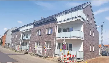  ??  ?? An der Feldstraße, gegenüber der Polizeiwac­he, hat im Frühjahr der Bau von zwei Häusern mit je sechs Wohnungen begonnen. Sie werden im Oktober diesen Jahres bezugsfert­ig.