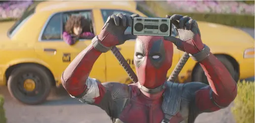  ??  ?? Deadpool (Ryan Reynolds) est assurément le superhéros le plus anticonfor­miste du grand écran. - Gracieuset­é