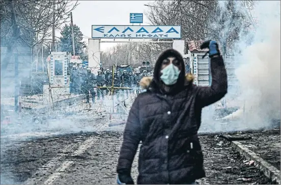  ?? OZAN KOSE / AFP ?? Las fuerzas antidistur­bios griegas lanzaron gases lacrimógen­os en la frontera con Turquía de Edirne para alejar a los inmigrante­s