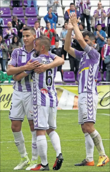  ??  ?? ALEGRÍA. Los jugadores pucelanos celebraron una victoria muy importante al final del encuentro.