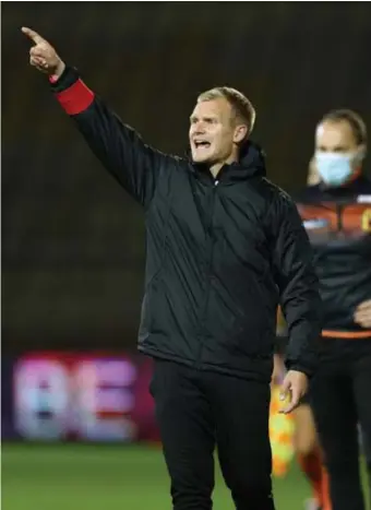  ?? FOTO DICK DEMEY ?? Lommel-coach Liam Manning: “Na de eerste wedstrijd voelde ik me echt kwetsbaar, maar de laatste maanden sta ik al een pak sterker in mijn schoenen.”