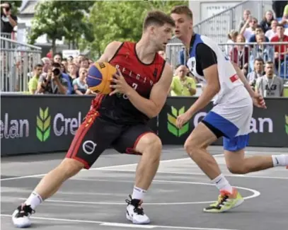  ?? FOTO BELGA ?? Bryan De Valck gisteren in actie tijdens de eerste wedstrijd op het WK 3X3 tegen Slovenië die door de Lions met 16-21 werd gewonnen.