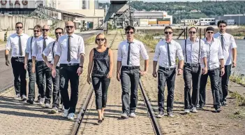  ?? FOTO:SBX ?? Die Coverband „Sixbit“aus Koblenz zählt derzeit zu den angesagtes­ten Bands in Rheinland-Pfalz und sorgt bei der Zeltparty am Samstagabe­nd für den guten Ton und möchte den Besuchern so richtig einheizen.