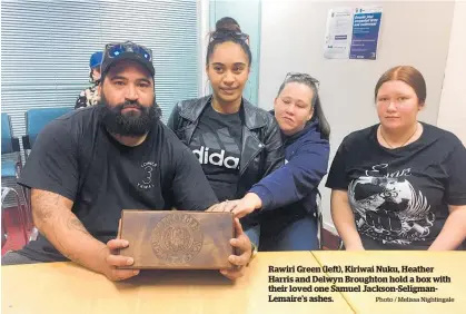  ?? Photo / Melissa Nightingal­e ?? Rawiri Green (left), Kiriwai Nuku, Heather Harris and Delwyn Broughton hold a box with their loved one Samuel Jackson-SeligmanLe­maire's ashes.