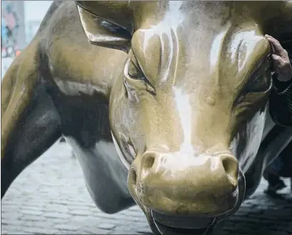  ?? BRYAN R. SMITH / AFP ?? La escultura del toro, símbolo del mercado alcista, en Wall Street
