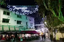  ??  ?? Hier soir dans la vieille ville : le retour des éclairages de Noël jusqu’au  janvier. (Photo Robert Yvon)