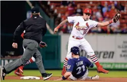  ?? JEFF CURRY / USA TODAY SPORTS ?? The Brewers’ Travis Shaw advances to second base on a wild pitch in the fifth inning before Cardinals second baseman Kolten Wong can field the throw.