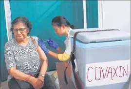  ?? VIJAY BATE/HT PHOTO ?? A beneficiar­y gets vaccinated against Covid-19 in Malad on Thursday.