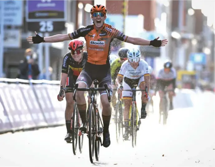  ?? © ?? In Gent-Wevelgem sprintte Jolien D’hoore afgelopen weekeinde sneller dan Lotte Kopecky. Zondag worden beiden in de Ronde weer voorin verwacht. ‘Ze zijn geen topfavorie­t, maar België kan wel voor het eerst twee pionnen naar voren schuiven om mee te doen voor winst’, weet ex-renster Lieselot Decroix. David Stockman/belga