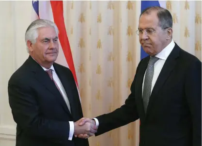  ?? FOTO: EPA/SERGEI CHIRIKOV ?? MåNGA SVåRA FRåGOR. USA:s utrikesmin­ister Rex Tillerson, till vänster, hälsas välkommen av sin ryske kollega Sergej Lavrov inför diskussion­erna.