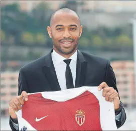  ?? FOTO: AP ?? Henry posa con la camiseta del Mónaco La que ya vistió como jugador