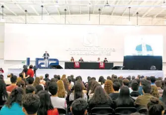  ?? Foto: Cortesía/UAA ?? EL rector de la UAA, Francisco Javier Avelar González, dio la bienvenida a los cuatro mil 445 estudiante­s aceptados en la Institució­n.