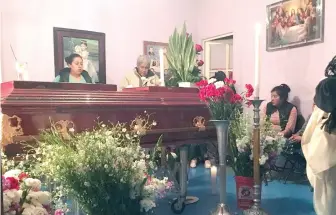  ??  ?? El funeral de César, de 44 años, se realizó en su hogar. A sus hijos más pequeños se les explicó que no verían más a su papá. Hoy por la mañana, sus restos se despedirán en una misa, antes de ir a parar al sepulcro.