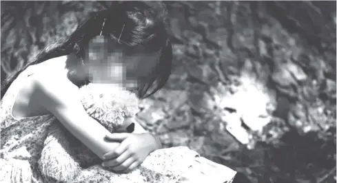 ?? FOTO TEMÁTICA: EL DEBATE ?? Una niña abraza su oso de peluche tras haber sido maltratada.