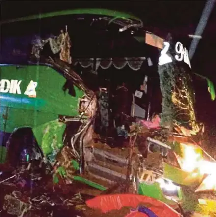  ?? PIC COURTESY OF THE FIRE AND RESCUE DEPARTMENT ?? The front of the express bus after the accident in the East-West Highway near Gerik yesterday.