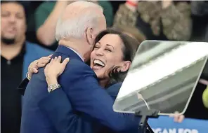  ??  ?? Joe Biden junto a la senadora