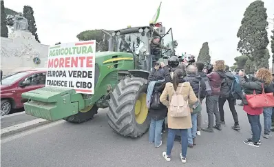  ?? ?? Manifestac­ión de granjeros y productore­s en Roma, Italia, que se suman a los reclamos de los agroproduc­tores de otros países europeos contra la política agrícola de la Unión Europea y el Mercosur.