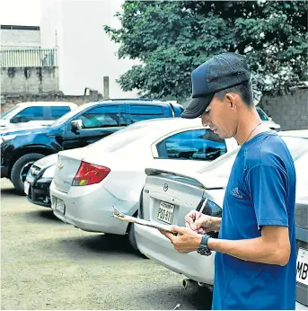  ?? FOTO: EL DIARIO ?? Patricio Párraga dijo que al día recibe un promedio de 75 carros.