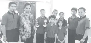  ??  ?? MSSD Beluran diwakili murid SK Monopod bagi kategori B12, bersama guru besar Benson Gampawi (dua kiri).