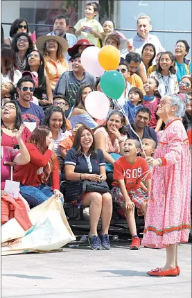  ??  ?? Euforia, asombro y nuevos descubrimi­entos vivieron las familias que asistieron a la 11 edición del Gran Maratón de Teatro para Niñas, Niños y Jóvenes que se realizó el sábado en distintos espacios del Centro Cultural del Bosque. En esta ocasión se...