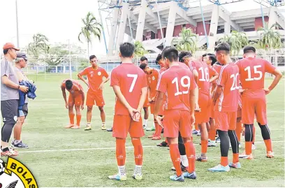  ??  ?? BURU KEMENANGAN: Abdul Wahet Uji (dua kiri) memberi taklimat kepada pemain sebelum memulakan sesi latihan.