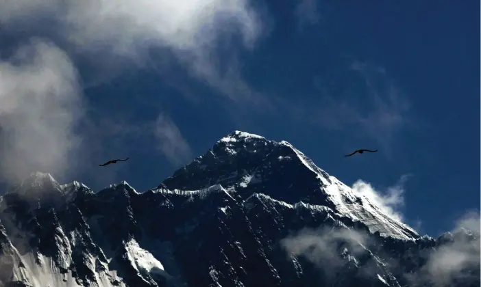  ?? FOTO: NIRANJAN SHRESTHA/TT-AP ?? Mount Everest sett från Namche Bajar i Nepal.