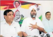  ?? NITIN KANOTRA/HT ?? Punjab finance minister Manpreet Singh Badal with party leaders during a press conference in Jammu on Friday.