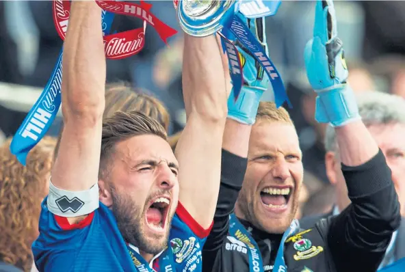  ?? ?? NO STRANGER TO CUP SUCCESS: Ryan Esson and then Inverness captain Graeme Shinnie after winning the Scottish Cup in 2015.