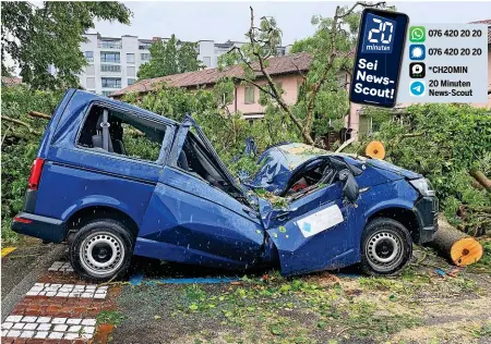  ?? 20MIN/NEWS-SCOUT ?? Auf diesen Kleinbus in Oerlikon – und auf zahlreiche andere Autos im Raum Zürich – krachten gestern ganze Bäume.