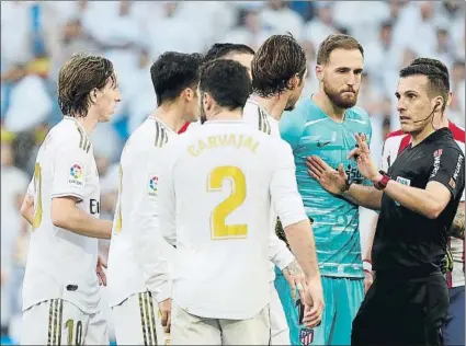  ?? FOTO: SIRVENT ?? El colegiado catalán Estrada Fernández protagoniz­ó un polémico arbitraje
Ni él ni el VAR señalaron un penalti de Casemiro a Morata