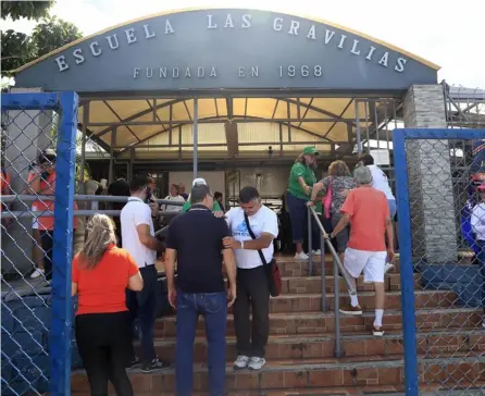  ?? RAFAEL PACHECO ?? En la Escuela Las Gravilias, en Desamparad­os, los partidos políticos luchaban por captar votos, en medio de la apatía que prevaleció en buena parte de los electores.