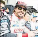  ?? FOTO: TWITTER ?? Alonso, firmando autógrafos