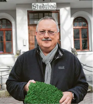  ?? Foto: Siegfried Kerpf ?? Die Auswahl eines neuen Kunstrasen-bodens oder die Betreuung der städtische­n Hallen- und Freibäder. Sportamtsl­eiter Robert Zenner hatte ein großes Spektrum an Aufgaben zu bewältigen. Ende Februar geht er in Pension.