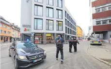  ?? FOTO: DPA ?? Polizisten haben am Mittwoch Teile der Ulmer Innenstadt abgesperrt. Doch ein verdächtig­es Paket entpuppte sich als Werbesendu­ng.