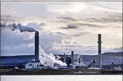  ?? KIM RAFF — THE NEW YORK TIMES ?? The Naughton coal power plant operates last year in Kemmerer, Wyo. The Environmen­tal Protection Agency is requiring U.S. coal plants to reduce 90% of their greenhouse pollution by 2039.