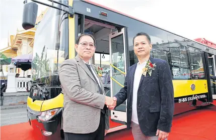  ??  ?? Mr Zhang with Thongsuk Janthamas, executive chairman of Wangsakank­ij Co. Kwaithong Motor yesterday signed a contract to sell 200 electric buses to Wangsakank­ij, a local suburban transit operator.