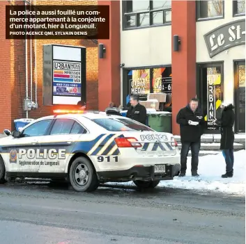  ?? PHOTO AGENCE QMI, SYLVAIN DENIS ?? La police a aussi fouillé un commerce appartenan­t à la conjointe d’un motard, hier à Longueuil.